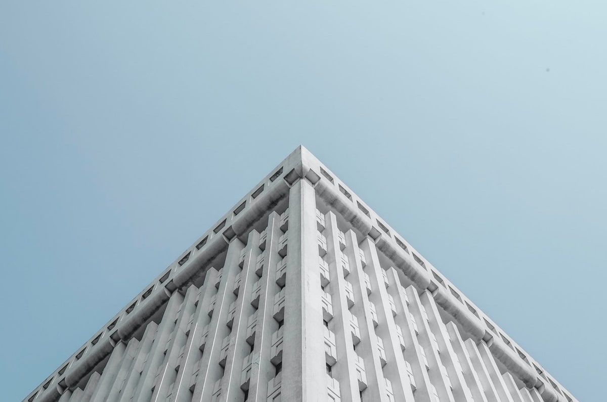 西甲冷门夜！巴列卡诺3-0横扫马竞，保级队逆袭逃出生天，床单军跌出前三